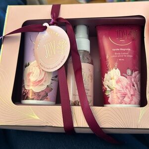 DV by Dolce Vita Pink Floral Body Lotion & Rose Mist Gift Set